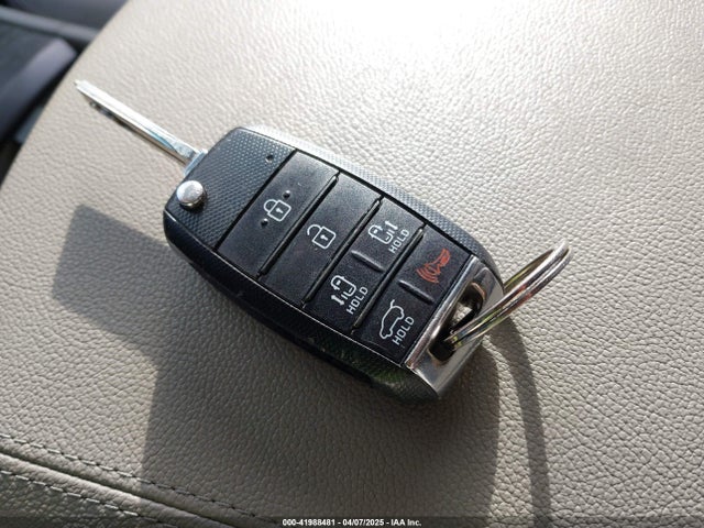 KNDMB5C13G6178666 KIA SEDONA LX