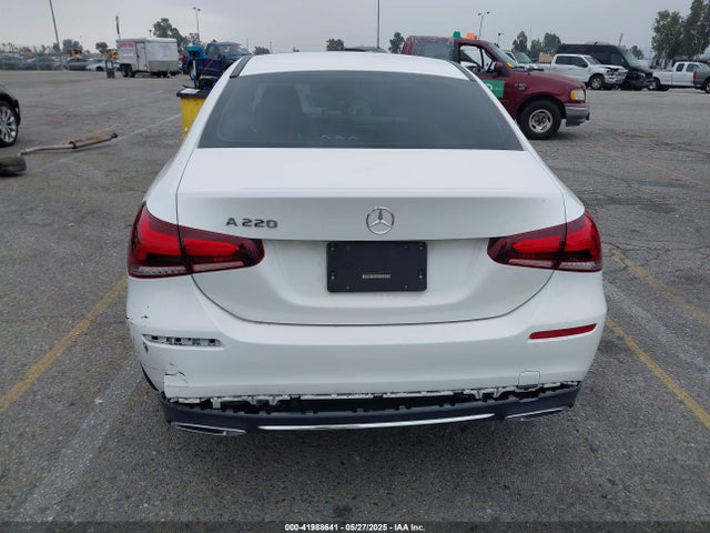 W1K3G4EB9LJ204553 Mercedes-Benz m260
