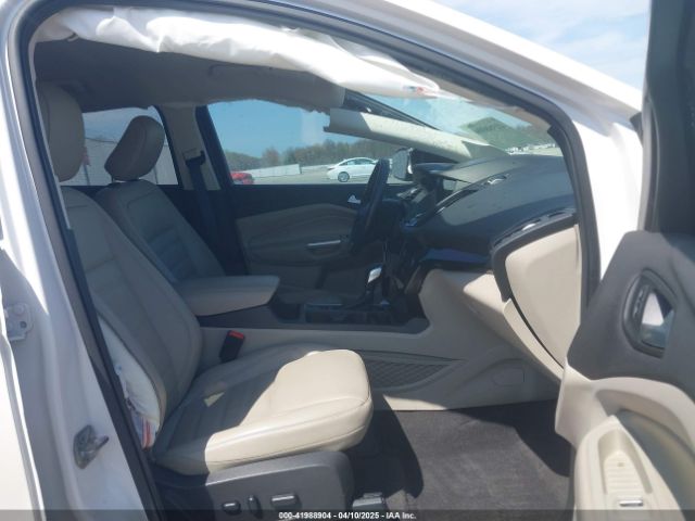 1FMCU9J91KUA39111 Ford Escape Titanium