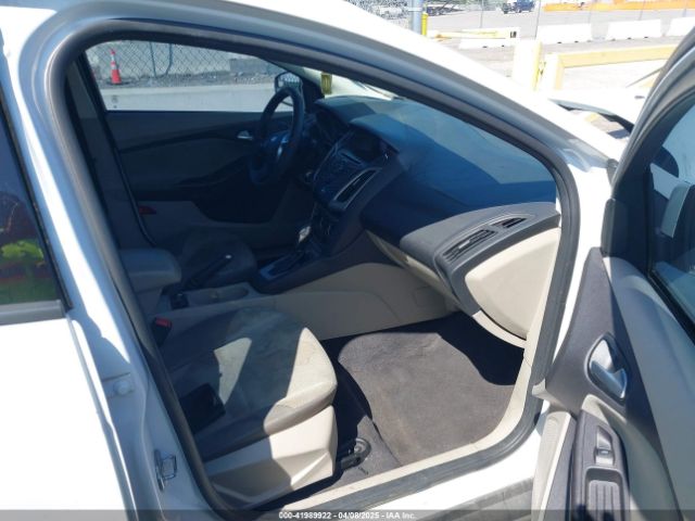 1FADP3F28EL370650 Ford FOCUS SE