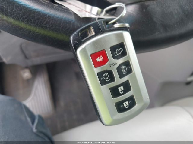 5TDYK3DC9FS532310 Toyota Sienna Xle 8 Passenger