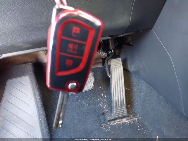 2T3K1RFV7MW105410 Toyota RAV4 LE