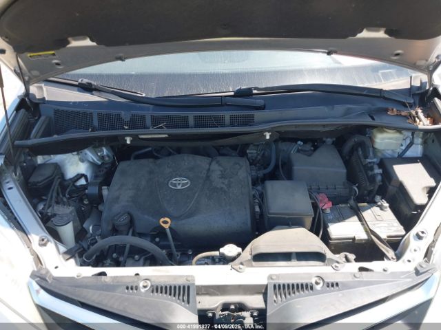5TDKZ3DC0JS940186 Toyota Sienna Le 8 Passenger