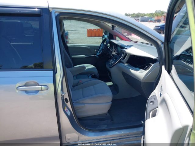5TDKZ3DC0JS940186 Toyota Sienna Le 8 Passenger