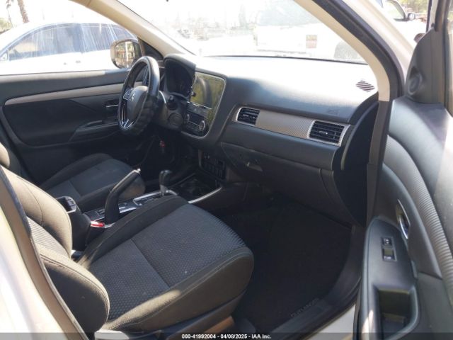 JA4AD3A35HZ059338 Mitsubishi Outlander Se