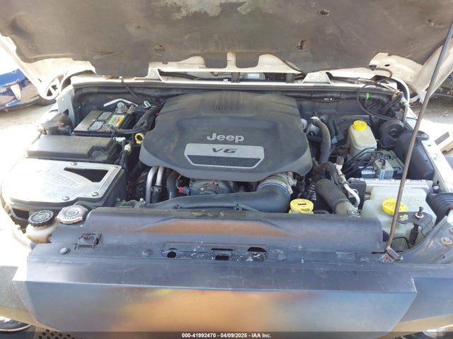 1C4HJWEG8EL320679 Jeep Wrangler Unlimited Sahara