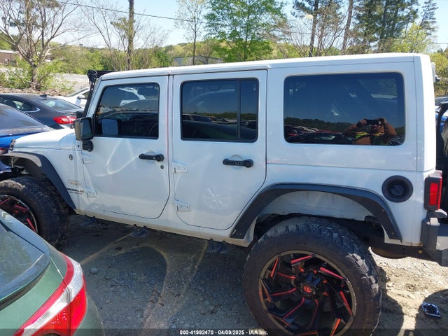 1C4HJWEG8EL320679 Jeep Wrangler Unlimited Sahara