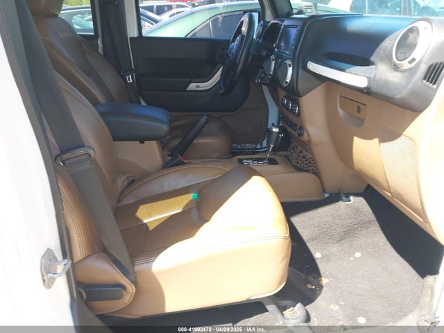 1C4HJWEG8EL320679 Jeep Wrangler Unlimited Sahara