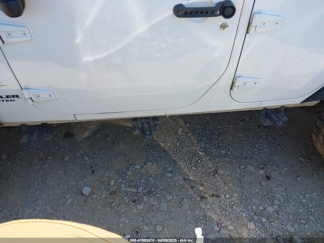 1C4HJWEG8EL320679 Jeep Wrangler Unlimited Sahara