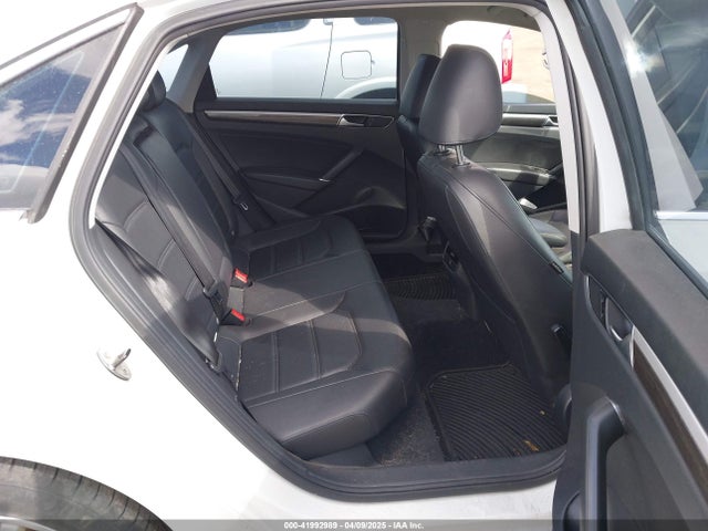 1VWBT7A35GC043921 Volkswagen Passat 1.8t Se