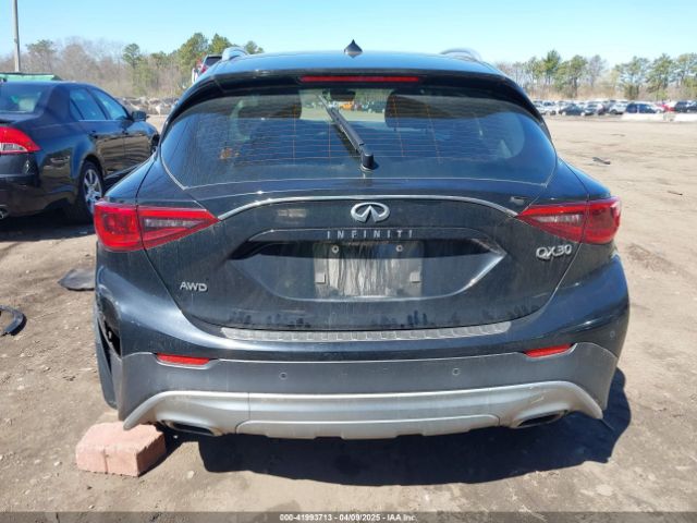 SJKCH5CR7JA052747 Infiniti Qx30 Premium