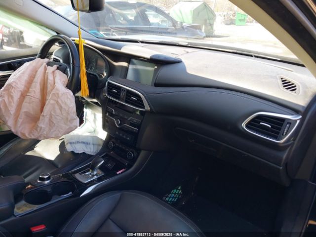 SJKCH5CR7JA052747 Infiniti Qx30 Premium