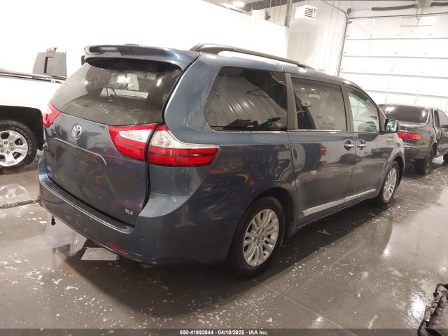 5TDYZ3DC1HS837895 Toyota Sienna Xle 8 Passenger