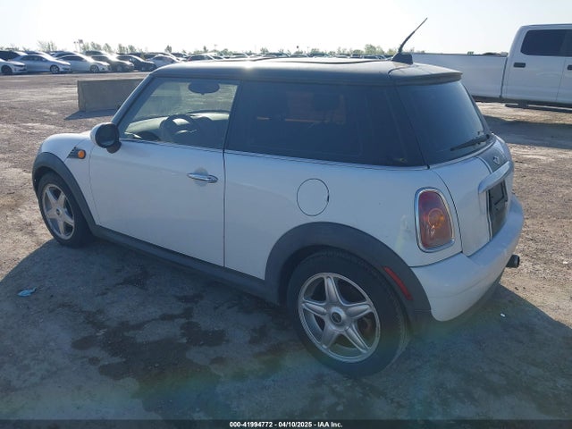 2009 MINI COOPER WMWMF33569TZ20989 Photo 2