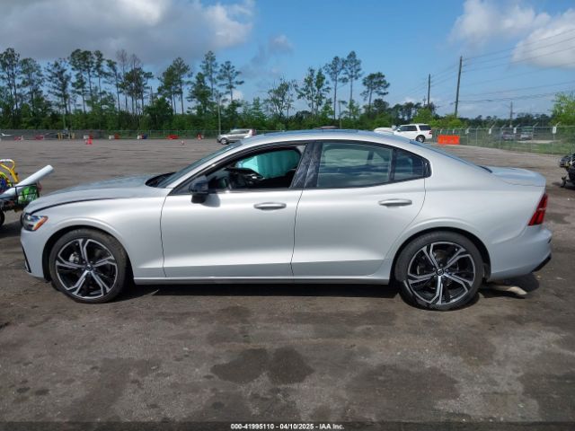 7JRL12FK9RG319109 Volvo S60 B5 Core Dark Theme