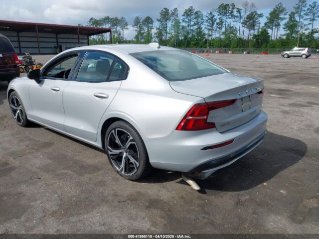 7JRL12FK9RG319109 Volvo S60 B5 Core Dark Theme