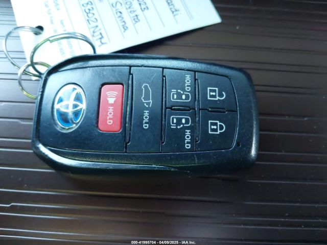 5TDJSKFC9PS095810 Toyota SIENNA XLE