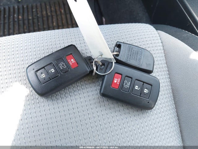 JTMRFREV1JJ196329 Toyota Rav4 Xle