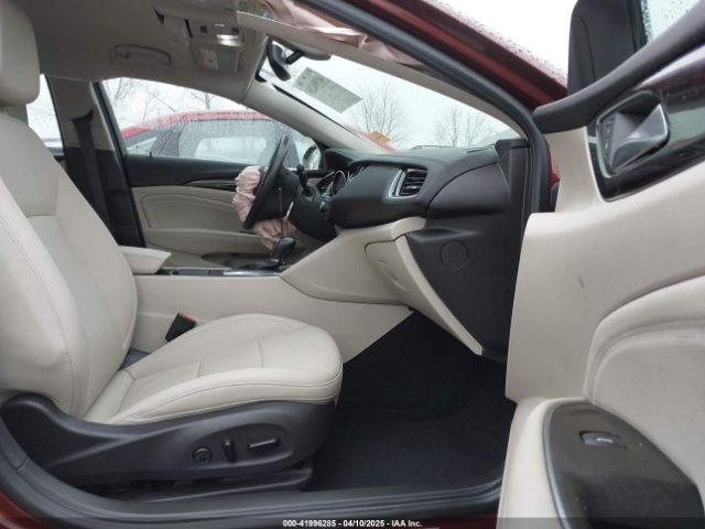 W04GV8SX1J1081380 Buick Regal Tourx Essence