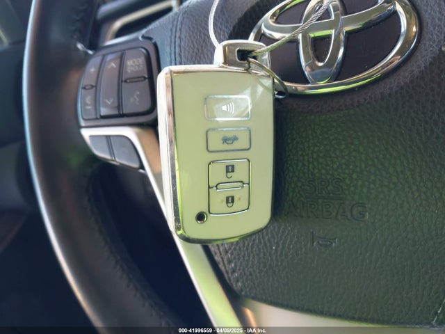 5TDKZRFH8KS570781 Toyota Highlander Xle