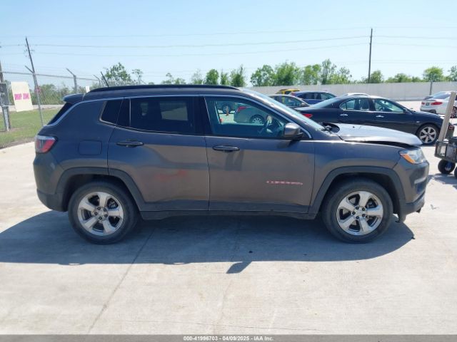 3C4NJCBB9JT308677 Jeep Compass Latitude Fwd