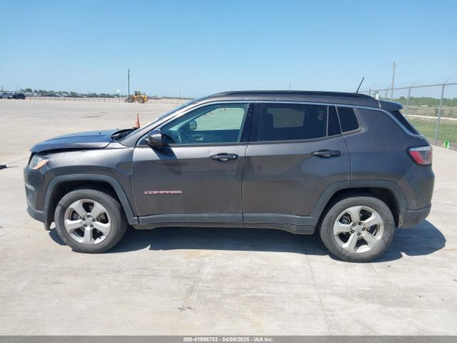 3C4NJCBB9JT308677 Jeep Compass Latitude Fwd