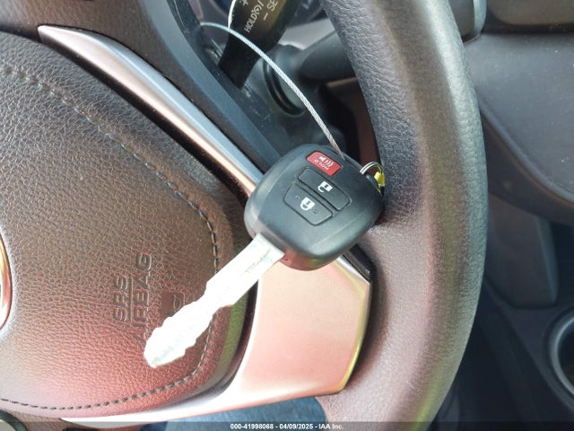 2T3BFREV2JW749735 Toyota RAV4 LE
