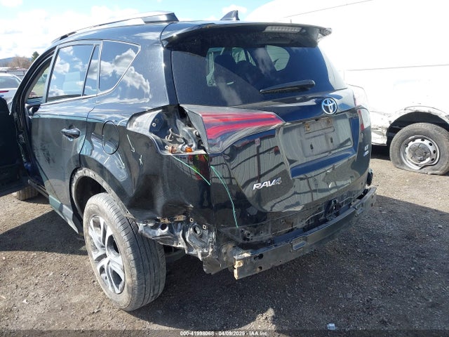 2T3BFREV2JW749735 Toyota RAV4 LE