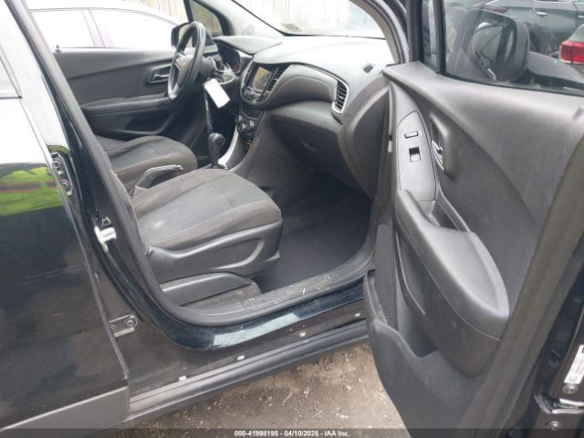 3GNCJKSB8JL203072 Chevrolet TRAX LS