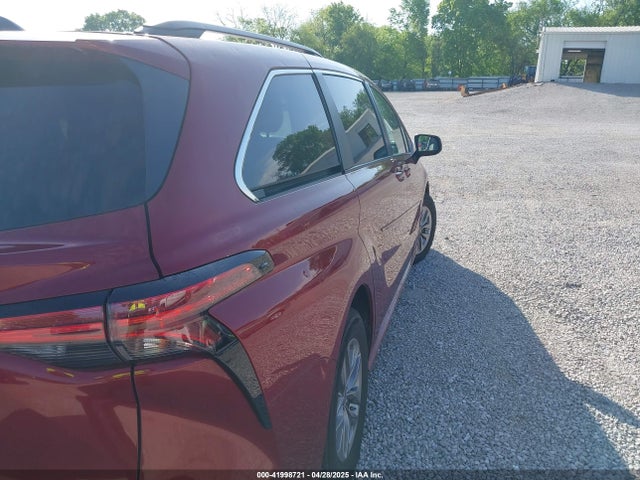 5TDKRKEC7NS095271 Toyota SIENNA LE