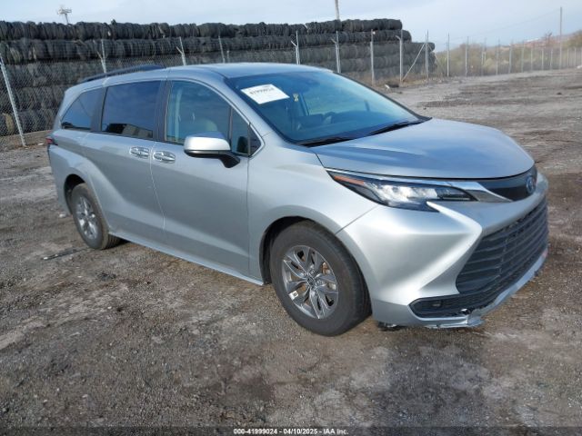 5TDKRKEC4NS114889 Toyota SIENNA LE