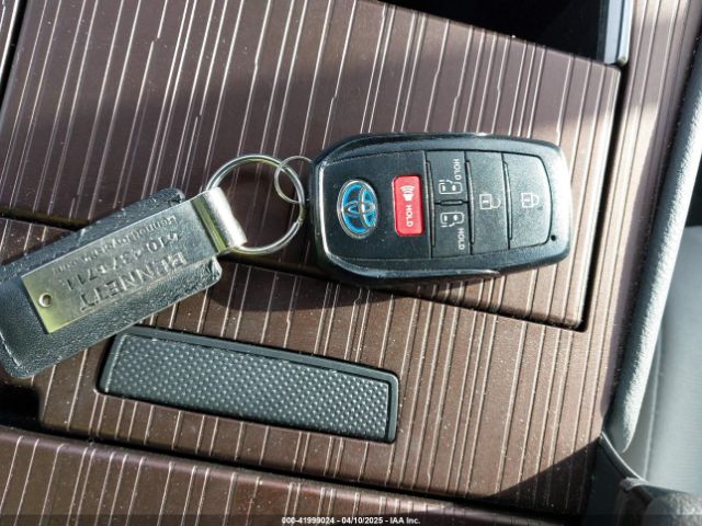 5TDKRKEC4NS114889 Toyota SIENNA LE