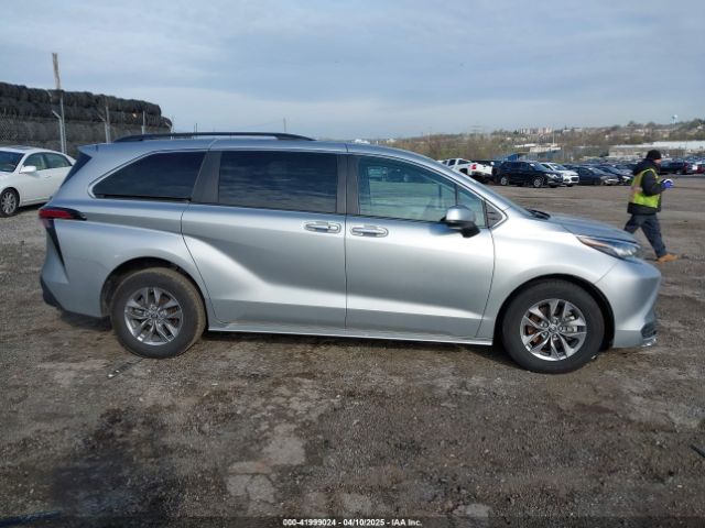 5TDKRKEC4NS114889 Toyota SIENNA LE