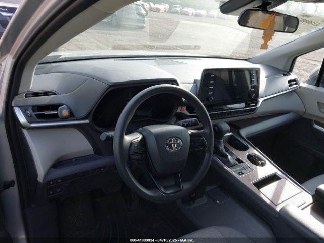 5TDKRKEC4NS114889 Toyota SIENNA LE