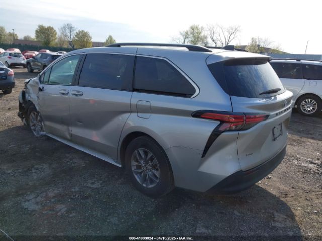 5TDKRKEC4NS114889 Toyota SIENNA LE