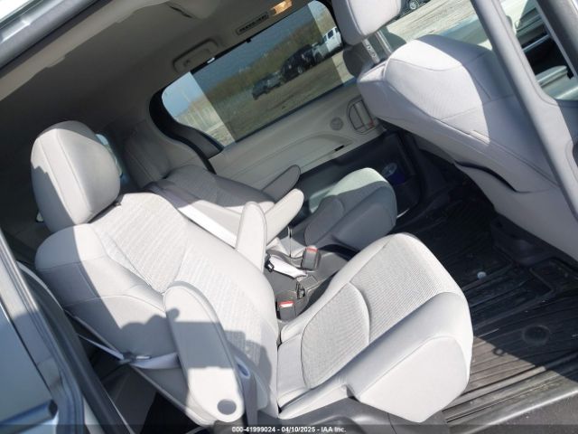 5TDKRKEC4NS114889 Toyota SIENNA LE