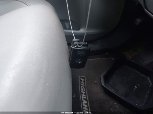 5TDKZRFH1HS518921 Toyota Highlander Xle