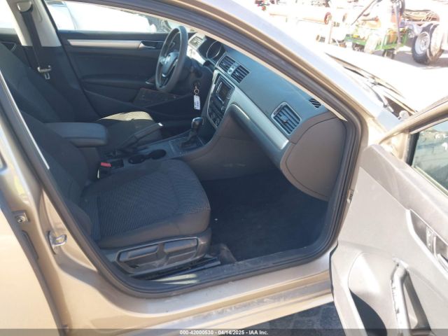 1VWAT7A33GC018687 Volkswagen Passat 1.8t S