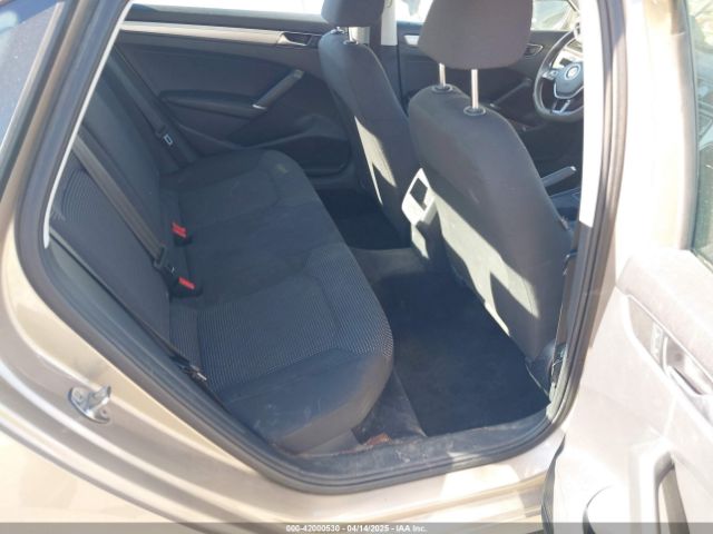 1VWAT7A33GC018687 Volkswagen Passat 1.8t S