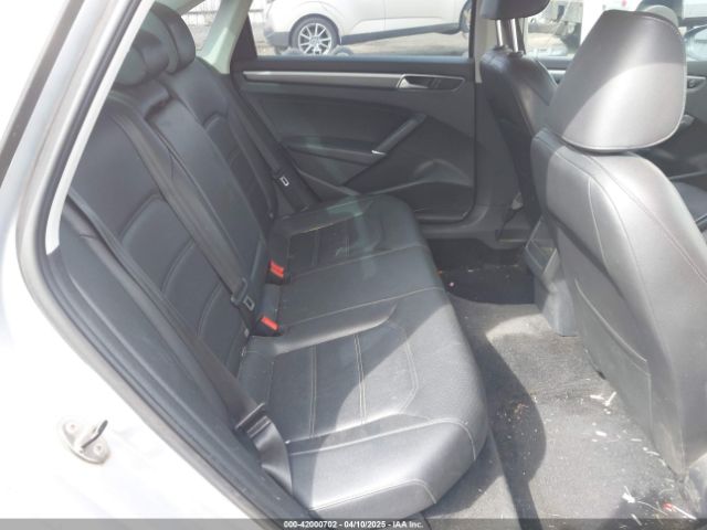 1VWDT7A35HC015918 Volkswagen Passat 1.8t R-line