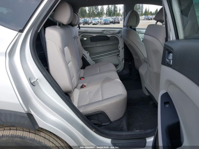 KM8J33A49GU095543 Hyundai TUCSON SE