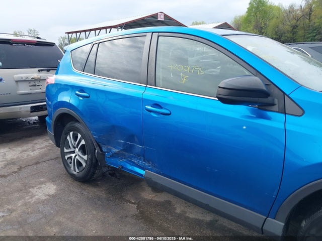 JTMBFREV8JJ220630 Toyota RAV4 LE