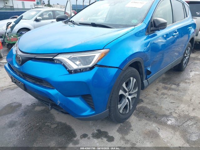 JTMBFREV8JJ220630 Toyota RAV4 LE