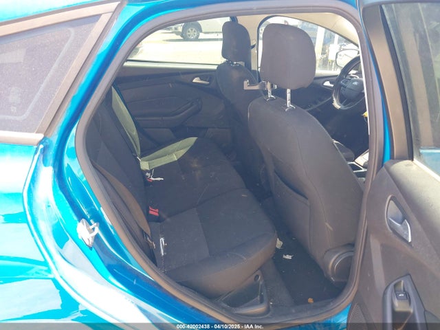 1FADP3K21FL318008 Ford FOCUS SE