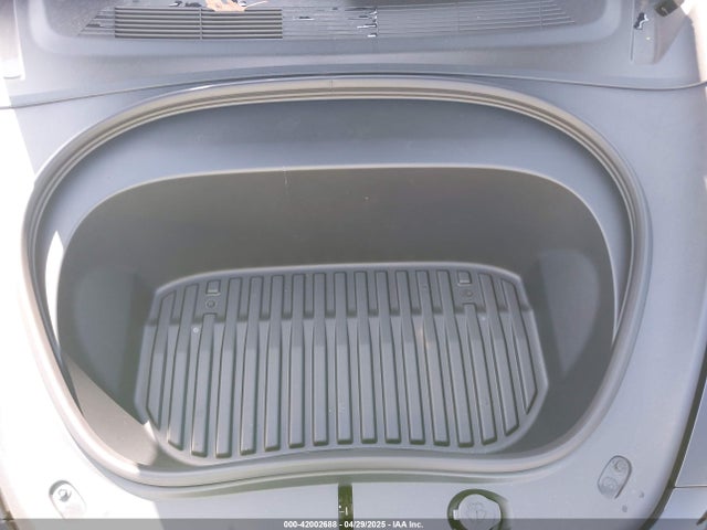 2025 TESLA MODEL 3 5YJ3E1ET0SF933067 Photo 9