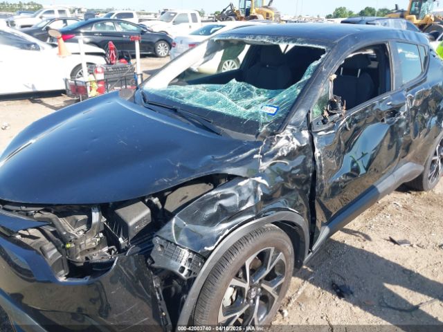 JTNKHMBXXM1127014 Toyota C-HR LE