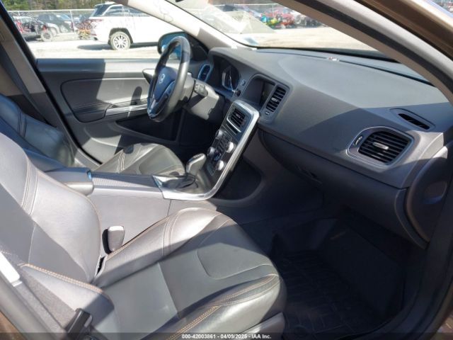 YV4612HKXG1012098 Volvo V60 Cross Country T5