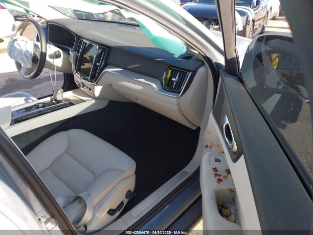 7JRL12TL5RG324532 Volvo S60 B5 Plus Dark Theme