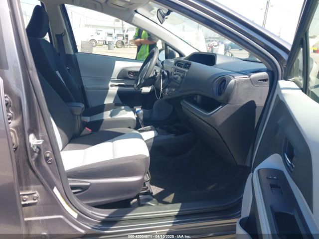 JTDKDTB30E1573987 Toyota Prius C Two
