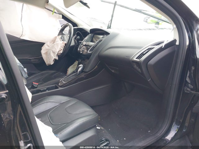 1FADP3J2XJL294107 Ford Focus Titanium